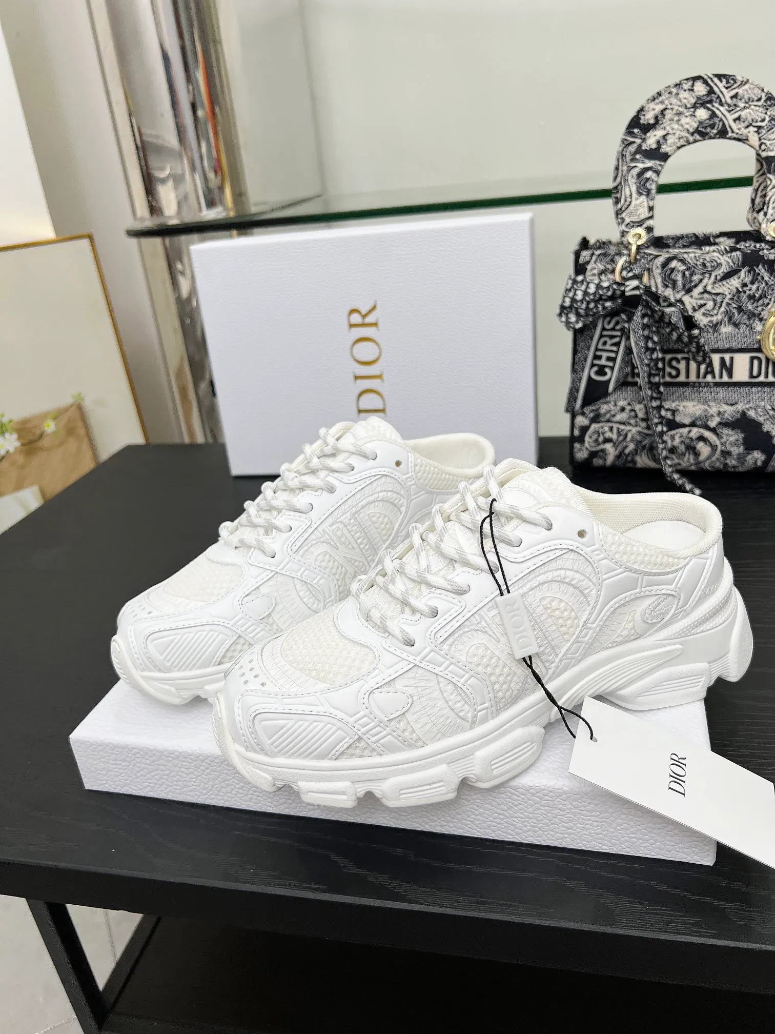 p560🐮🐮This Dior Chrono sports half slipper reinterprets running shoes with Dior's haute couture style. Gray mesh fabric is paired with tonal suede calfskin panels, the CD logo on the side, the star patch on the tongue and the Dior logo on the heel, all in classic fine detail. Featuring two-tone laces and a lightweight sole with star graphics, they can be worn year-round. Size: Women’s size 35-41 (35/42 can be customized) Men’s size 40-46 (men’s version is being printed) Color: 12 colors available